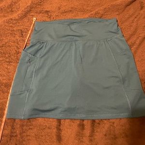 NWOT RBX skort with pockets, size small. Teal